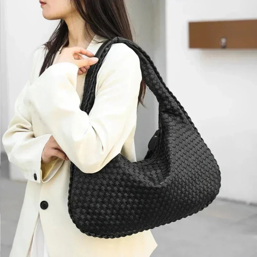 Bolsa Hobo Meia Lua em Couro Vegano Tecido Artesanal