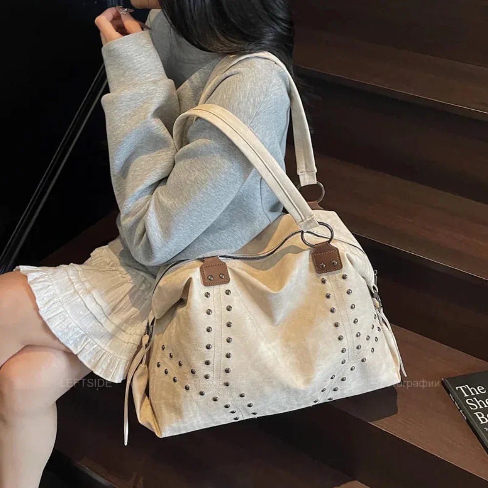Bolsa de Ombro Punk em Couro Plutônio com Rebites