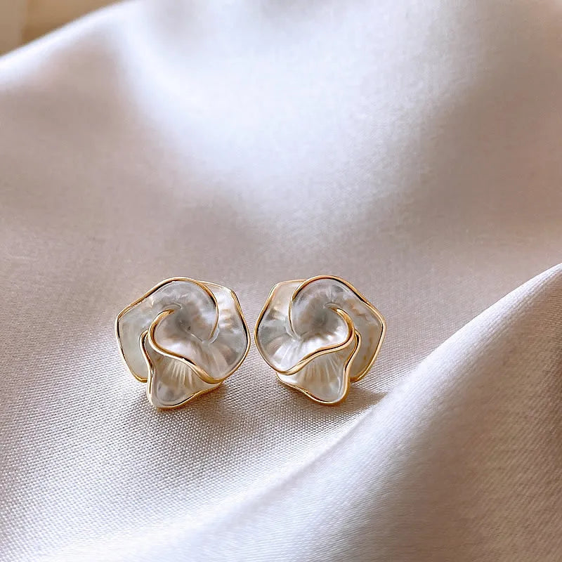 Brincos Florais de Esmalte Branco Dobrados - Design Exclusivo