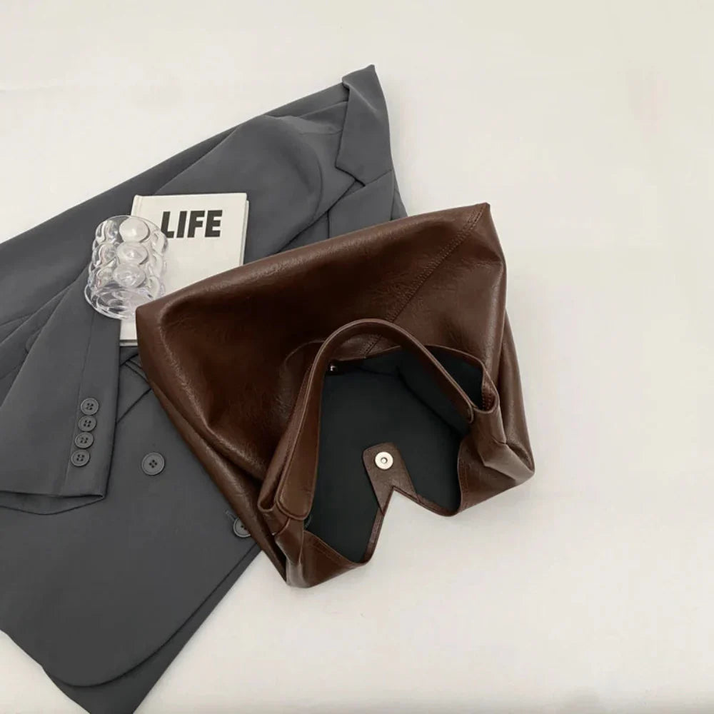Bolsa Hobo de Couro Feminina Leftside - Elegância Atemporal