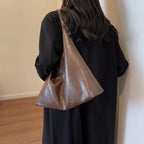 Bolsa Hobo de Couro Feminina Leftside - Elegância Atemporal