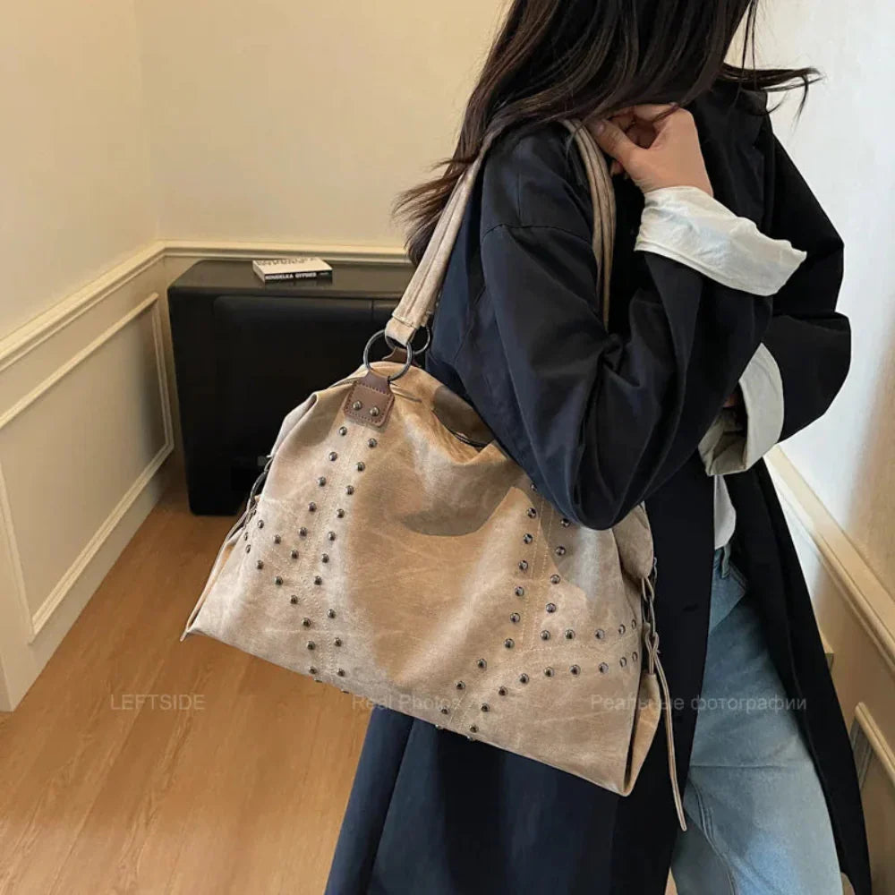 Bolsa de Ombro Punk em Couro Plutônio com Rebites