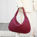 Bolsa Hobo Meia Lua em Couro Vegano Tecido Artesanal