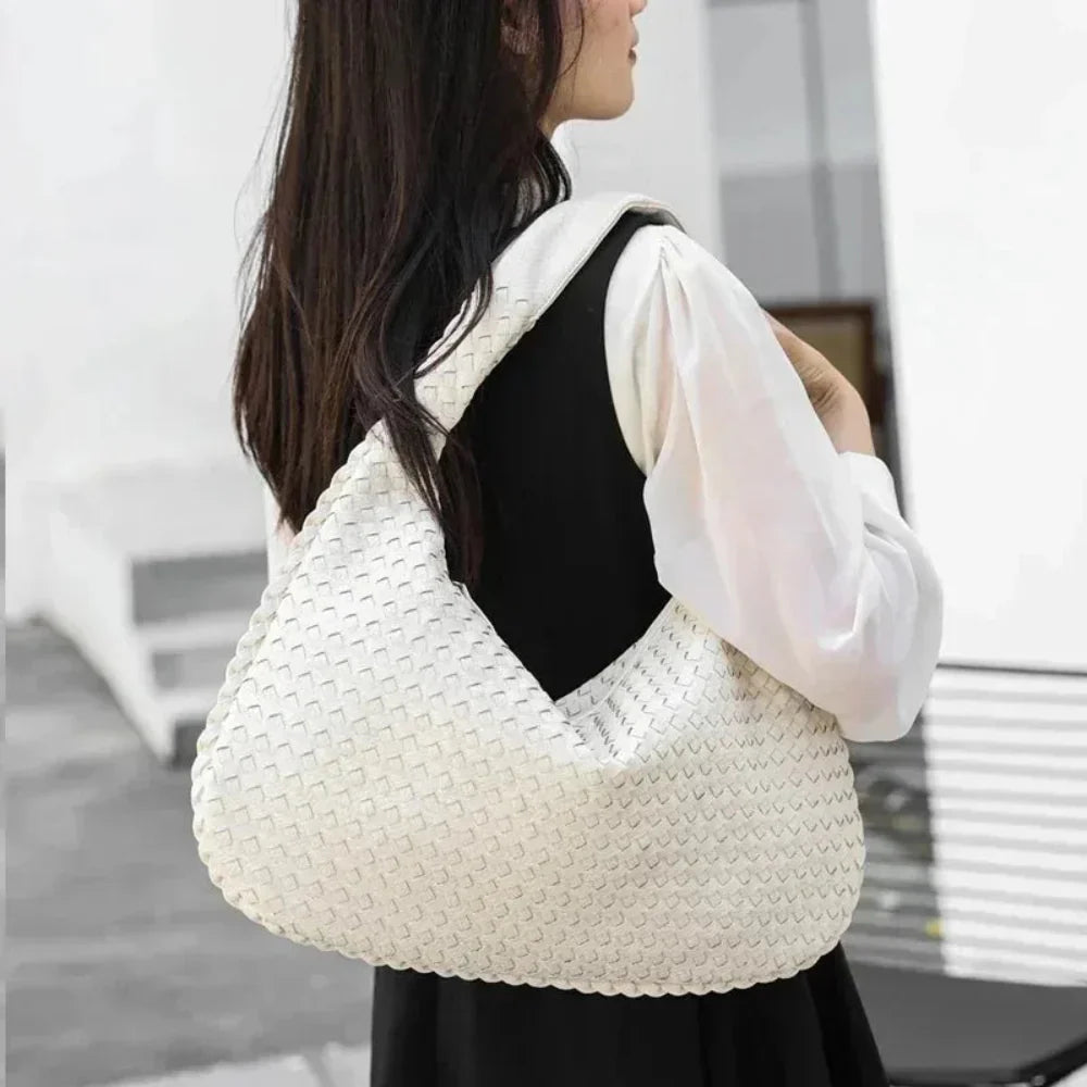 Bolsa Hobo Meia Lua em Couro Vegano Tecido Artesanal