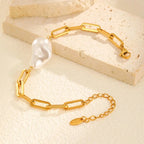 Elegante Pulseira de Pérolas com Corrente Banhada a Ouro 18K