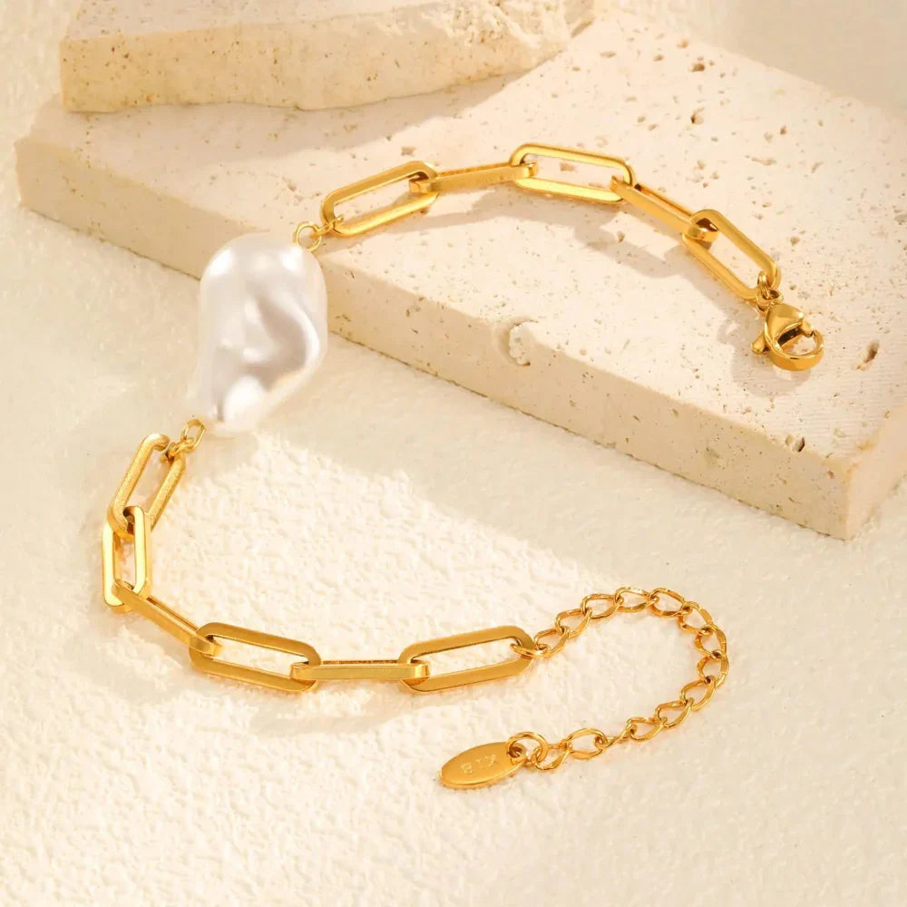 Elegante Pulseira de Pérolas com Corrente Banhada a Ouro 18K