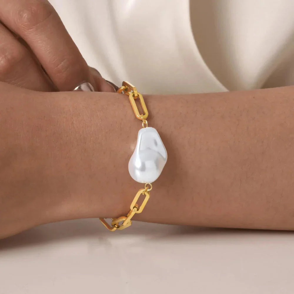 Elegante Pulseira de Pérolas com Corrente Banhada a Ouro 18K