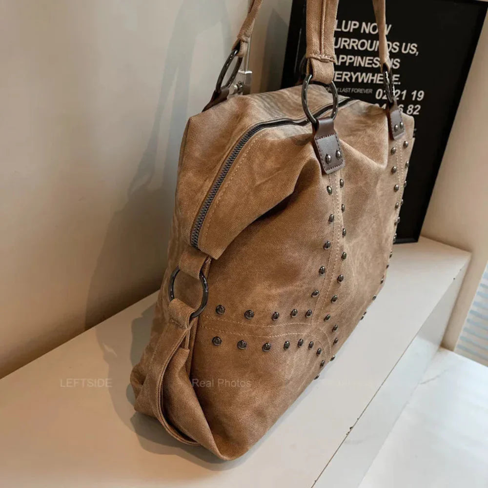 Bolsa de Ombro Punk em Couro Plutônio com Rebites