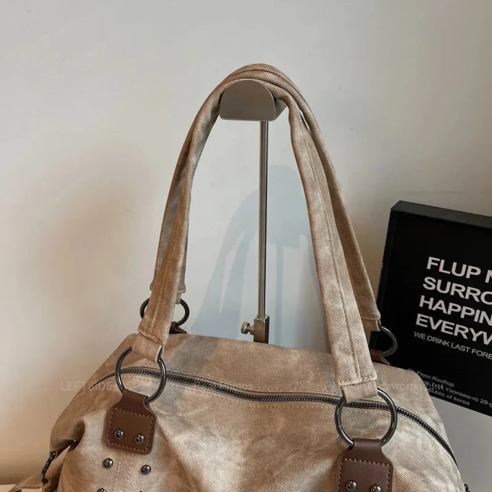 Bolsa de Ombro Punk em Couro Plutônio com Rebites